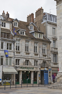 Logis principal gauche : vue d'ensemble depuis la rue, de trois quarts gauche. © Région Bourgogne-Franche-Comté, Inventaire du Patrimoine