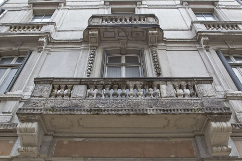 Logis principal droit : détail des balcons en pierre de la façade sur rue, en contre-plongée. © Région Bourgogne-Franche-Comté, Inventaire du Patrimoine