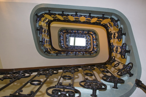 Logis principal droit : vue d'ensemble de l'escalier, en contre-plongée. © Région Bourgogne-Franche-Comté, Inventaire du Patrimoine