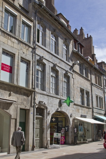 Logis principal : vue d'ensemble depuis la rue, de trois quarts gauche. © Région Bourgogne-Franche-Comté, Inventaire du Patrimoine