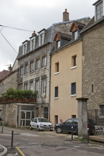 Logis secondaire au fond de la deuxième cour : façade postérieure donnant sur l'impasse, de trois quarts droit. © Région Bourgogne-Franche-Comté, Inventaire du Patrimoine