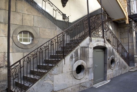 Première cour : détail du départ de l'escalier à cage ouverte. © Région Bourgogne-Franche-Comté, Inventaire du Patrimoine