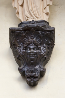 Première cour, escalier à cage ouverte : détail de la console supportant une statue dans la cage de l'escalier. © Région Bourgogne-Franche-Comté, Inventaire du Patrimoine
