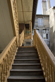 Première cour, escalier à cage ouverte : détail des dernières volées avec une rampe à balustres de bois tourné. © Région Bourgogne-Franche-Comté, Inventaire du Patrimoine