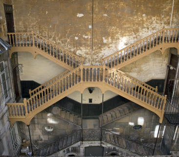 Première cour, vue d'ensemble de l'escalier à cage ouverte : de face. © Région Bourgogne-Franche-Comté, Inventaire du Patrimoine