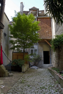 Deuxième cour : vue d'ensemble de la façade postérieure du premier logis secondaire. © Région Bourgogne-Franche-Comté, Inventaire du Patrimoine