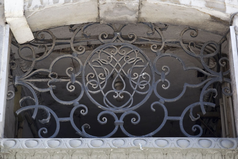 Logis principal, façade sur rue : détail du dessus de porte en ferronnerie de la porte du couloir. © Région Bourgogne-Franche-Comté, Inventaire du Patrimoine