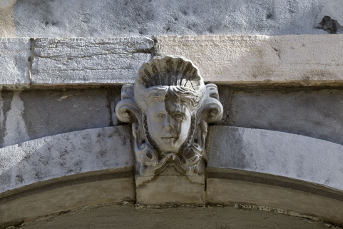 Logis principal, façade sur rue : détail d'un mascaron ornant la clé de l'arc de la boutique. © Région Bourgogne-Franche-Comté, Inventaire du Patrimoine