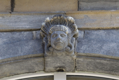 Logis principal, façade sur rue : détail d'un mascaron ornant la clé de l'arc d'une fenêtre du premier étage. © Région Bourgogne-Franche-Comté, Inventaire du Patrimoine