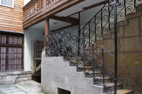 Première cour, escalier à cage ouverte : détail de la ferronnerie des deux premières volées, de trois quarts droit. © Région Bourgogne-Franche-Comté, Inventaire du Patrimoine