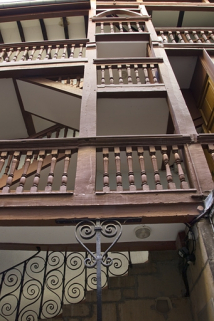 Première cour, escalier à cage ouverte : détail de la partie médiane, de face. © Région Bourgogne-Franche-Comté, Inventaire du Patrimoine