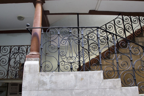 Première cour, escalier à cage ouverte : détail de la rampe en fer forgé. © Région Bourgogne-Franche-Comté, Inventaire du Patrimoine