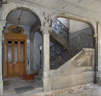 Deuxième cour, logis secondaire en fond de parcelle : détail de l'escalier et de la porte d'entrée. © Région Bourgogne-Franche-Comté, Inventaire du Patrimoine