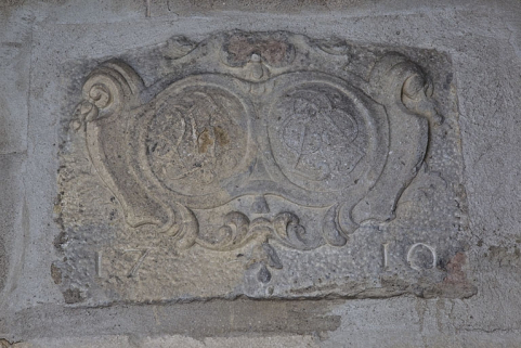 Deuxième cour, logis secondaire en fond de parcelle : détail des monogrammes et de la date. © Région Bourgogne-Franche-Comté, Inventaire du Patrimoine