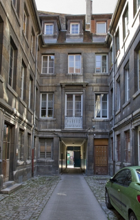 Logis principal : vue d'ensemble des façades depuis le fond de la cour. © Région Bourgogne-Franche-Comté, Inventaire du Patrimoine