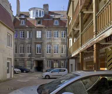 Logis principal : vue d'ensemble de la façade postérieure, depuis le fond de la deuxième cour. © Région Bourgogne-Franche-Comté, Inventaire du Patrimoine