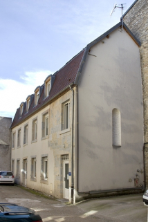 Deuxième cour : vue d'ensemble du logis secondaire droit, de trois quarts droit. © Région Bourgogne-Franche-Comté, Inventaire du Patrimoine