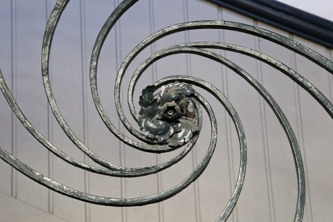 Logis principal, escalier : détail d'un motif en tourbillon de la rampe en fer forgé. © Région Bourgogne-Franche-Comté, Inventaire du Patrimoine