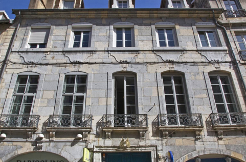 Logis principal, façade antérieure : détail de la partie supérieure. © Région Bourgogne-Franche-Comté, Inventaire du Patrimoine