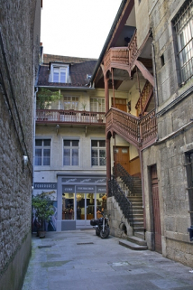 Logis secondaire : vue d'ensemble depuis l'entrée de la cour. © Région Bourgogne-Franche-Comté, Inventaire du Patrimoine