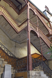 Vue d'ensemble de l'escalier à cage ouverte, de trois quarts gauche. © Région Bourgogne-Franche-Comté, Inventaire du Patrimoine
