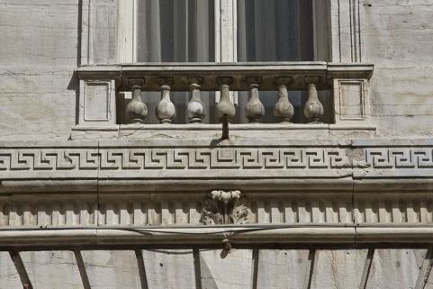 Logis principal, façade antérieure : détail de la frise de grecques et d'un garde corps. © Région Bourgogne-Franche-Comté, Inventaire du Patrimoine