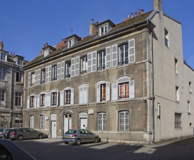 Maison à gauche de la deuxième cour : vue d'ensemble, de trois quarts droit. © Région Bourgogne-Franche-Comté, Inventaire du Patrimoine