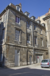 Aile droite et écurie : vue d'ensemble, de trois quarts gauche. © Région Bourgogne-Franche-Comté, Inventaire du Patrimoine