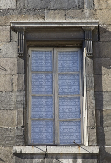 Aile droite : détail d'une fenêtre, de face. © Région Bourgogne-Franche-Comté, Inventaire du Patrimoine