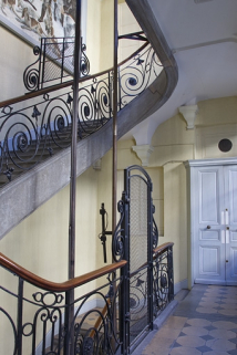 Aile droite, escalier : vue d'ensemble de la rampe en fer forgé. © Région Bourgogne-Franche-Comté, Inventaire du Patrimoine
