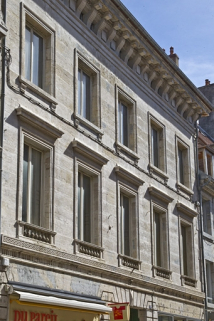 Façade antérieure, de trois quarts gauche : détail des premier et deuxième étages. © Région Bourgogne-Franche-Comté, Inventaire du Patrimoine
