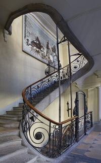 Aile droite : vue d'ensemble de la cage d'escalier depuis le premier étage. © Région Bourgogne-Franche-Comté, Inventaire du Patrimoine