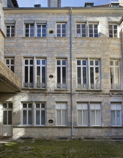 Façade postérieure du premier logis secondaire sur la deuxième cour : de face. © Région Bourgogne-Franche-Comté, Inventaire du Patrimoine