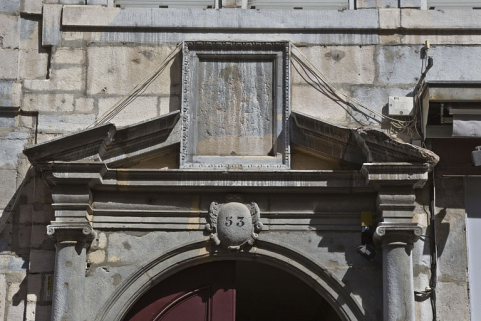 Façade antérieure du logis principal, portail d'entrée : détail du fronton interrompu à tabernacle. © Région Bourgogne-Franche-Comté, Inventaire du Patrimoine