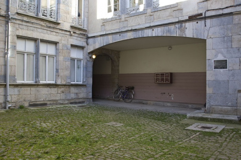 Débouché du passage cocher sur la deuxième cour. © Région Bourgogne-Franche-Comté, Inventaire du Patrimoine