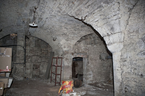 Logis principal, sous-sol : cave A depuis le fond de trois quarts droit. © Région Bourgogne-Franche-Comté, Inventaire du Patrimoine