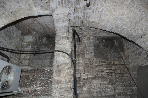 Logis principal, sous-sol : cave A, détail du soupirail sur rue. © Région Bourgogne-Franche-Comté, Inventaire du Patrimoine