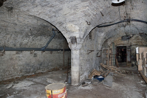 Logis principal, sous-sol : cave A, vue d'ensemble depuis le fond. © Région Bourgogne-Franche-Comté, Inventaire du Patrimoine
