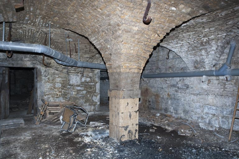 Logis principal, sous-sol : cave B, vue d'ensemble, depuis le fond. © Région Bourgogne-Franche-Comté, Inventaire du Patrimoine