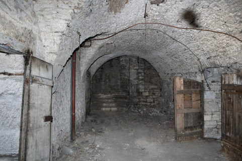 Logis principal, sous-sol : cave C, partie droite depuis le fond. © Région Bourgogne-Franche-Comté, Inventaire du Patrimoine