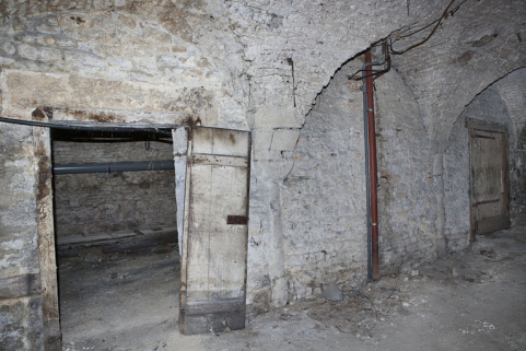 Logis principal, sous-sol : cave C, partie droite, détail de la porte de communication avec la partie gauche. © Région Bourgogne-Franche-Comté, Inventaire du Patrimoine