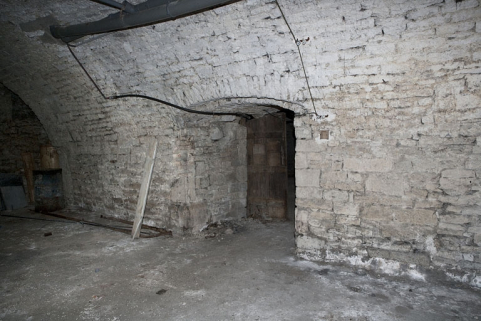 Logis principal, sous-sol : cave D, détail de la porte de communication avec la cave C. © Région Bourgogne-Franche-Comté, Inventaire du Patrimoine