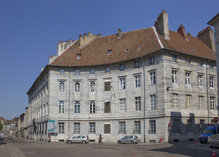 Logis principal : vue d'ensemble depuis la place de la Préfecture. © Région Bourgogne-Franche-Comté, Inventaire du Patrimoine