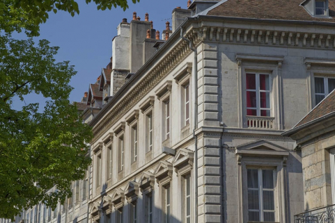 Logis principal : détail des fenêtres du deuxième étage sur la rue de la Préfecture. © Région Bourgogne-Franche-Comté, Inventaire du Patrimoine