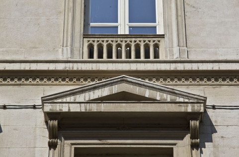 Logis principal : détail d'un fronton d'une fenêtre du premier étage. © Région Bourgogne-Franche-Comté, Inventaire du Patrimoine