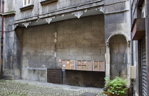 Première cour : vue d'ensemble du puits. © Région Bourgogne-Franche-Comté, Inventaire du Patrimoine