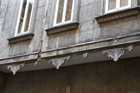 Première cour : détail du décor en bois découpé de l'aile droite. © Région Bourgogne-Franche-Comté, Inventaire du Patrimoine
