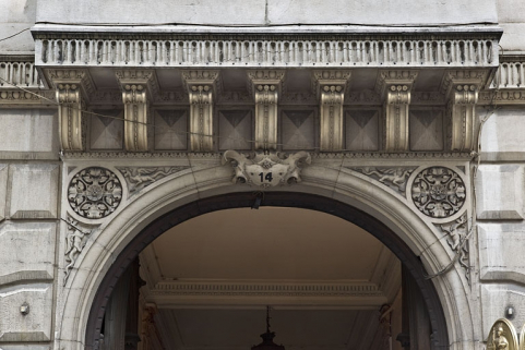 Portail d'entrée : détail du décor de la partie supérieure. © Région Bourgogne-Franche-Comté, Inventaire du Patrimoine