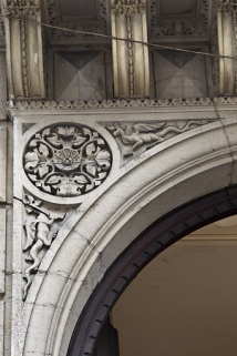 Portail d'entrée : détail du décor de la partie supérieure, écoinçon gauche. © Région Bourgogne-Franche-Comté, Inventaire du Patrimoine