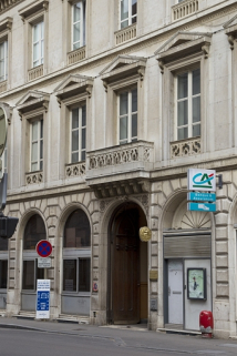 Vue de la façade principale sur rue : de trois quarts droit. © Région Bourgogne-Franche-Comté, Inventaire du Patrimoine